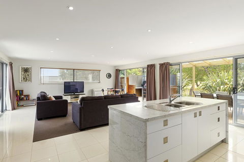 170 Hazards View Drive - Unit 2 - Accommodation Gladstone 1