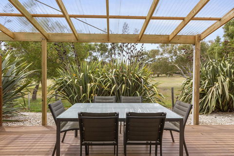 170 Hazards View Drive - Unit 2 - Accommodation Gladstone 11