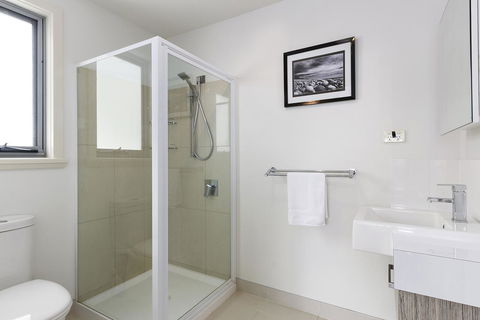 170 Hazards View Drive - Unit 2 - Accommodation Gladstone 9