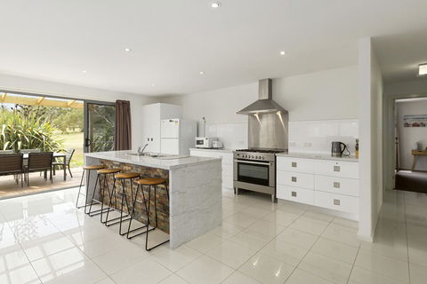 170 Hazards View Drive - Unit 2 - Accommodation Gladstone 2