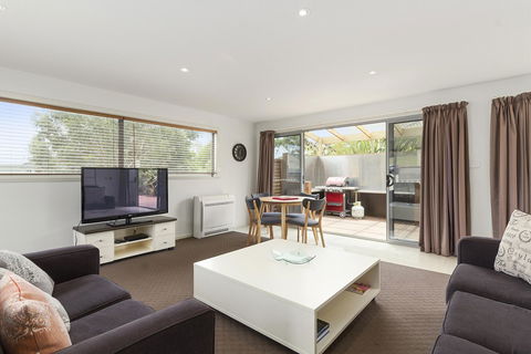 170 Hazards View Drive - Unit 2 - Accommodation Gladstone 6