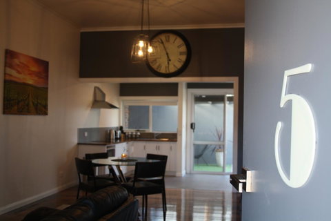 Apartment 5ive - Accommodation Gladstone 9