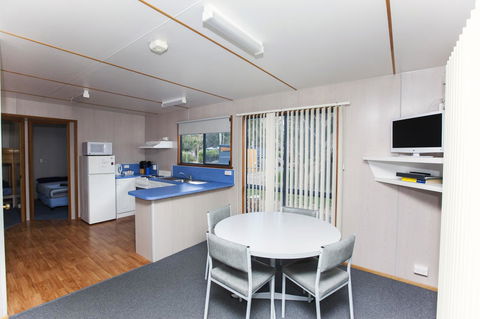 Seven Mile Beach Cabin And Caravan Park - Accommodation Gladstone 4