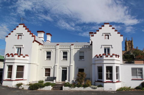 Trinity Hill Apartments - Accommodation Gladstone 0