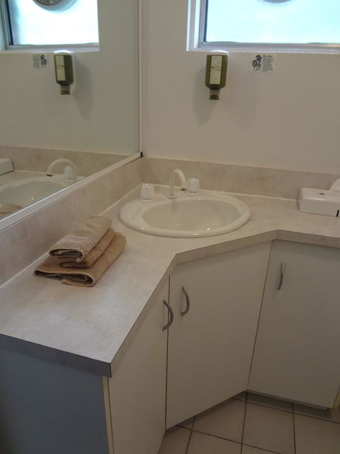 Adina Place Motel Apartments - Accommodation Gladstone 24