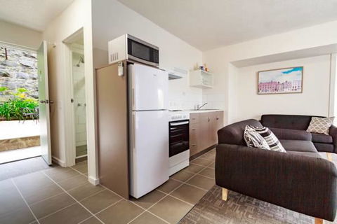Adina Place Motel Apartments - Accommodation Gladstone 1