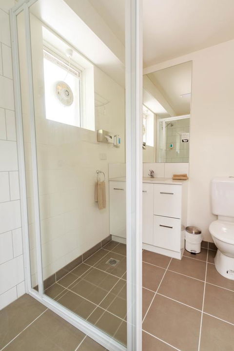 Adina Place Motel Apartments - Accommodation Gladstone 3