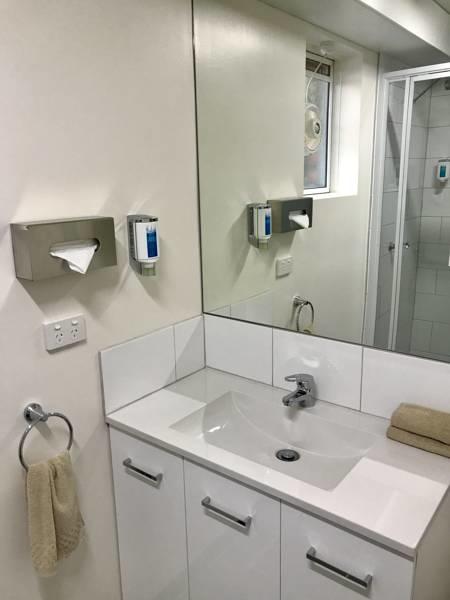 Adina Place Motel Apartments - Accommodation Gladstone 9