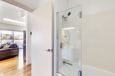 Bellerive Marina View Apartments NO 27 - Accommodation Gladstone 11