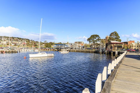 Bellerive Marina View Apartments NO 27 - Accommodation Gladstone 21