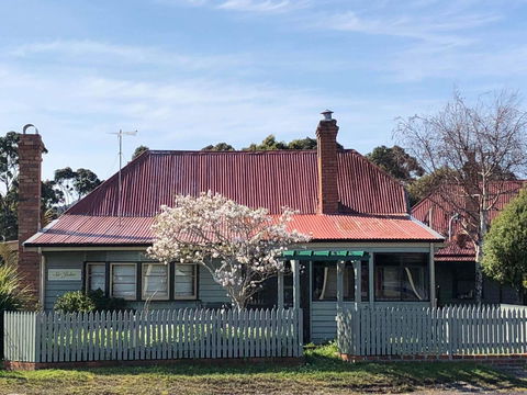 Kerrellie Cottages 2, 4 & 8 Reid Street - Accommodation Gladstone 0