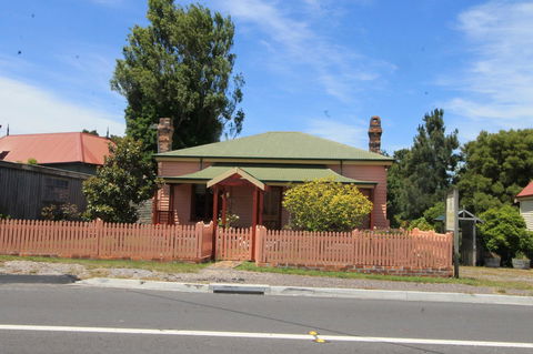 Kerrellie Cottages 2, 4 & 8 Reid Street - Accommodation Gladstone 2