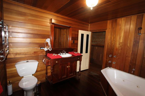 Kerrellie Cottages 2, 4 & 8 Reid Street - Accommodation Gladstone 25