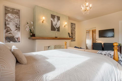 Jones On Wilson Boutique B&B - Accommodation Gladstone 0