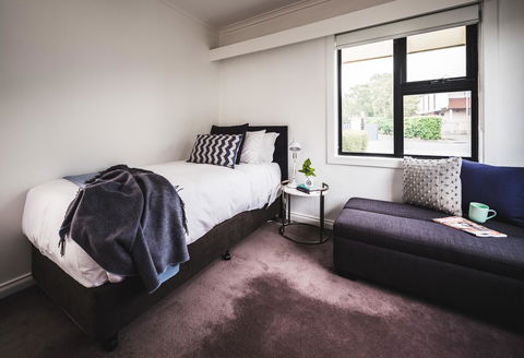 Russell House - Accommodation Gladstone 12