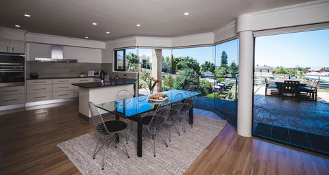 Russell House - Accommodation Gladstone 0