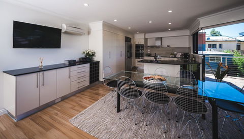 Russell House - Accommodation Gladstone 24