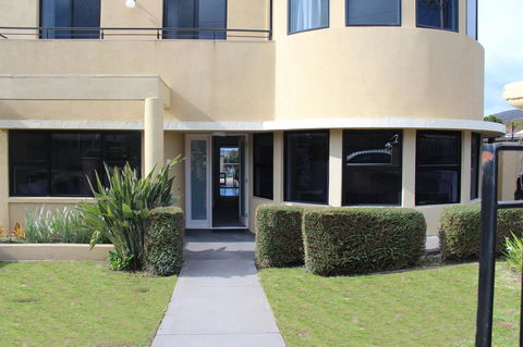 Russell House - Accommodation Gladstone 1