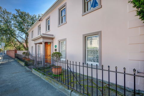 Maison Del Mar - Accommodation Gladstone 0