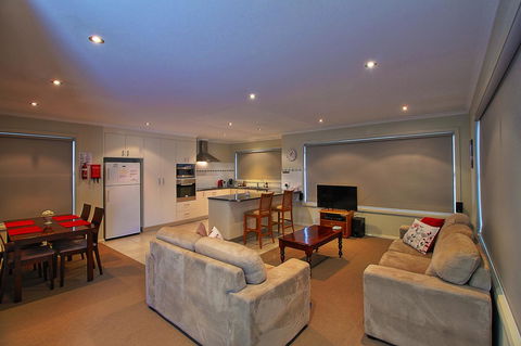 Hobart Villa - Accommodation Gladstone 2