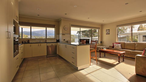 Hobart Villa - Accommodation Gladstone 4