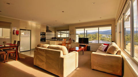 Hobart Villa - Accommodation Gladstone 1
