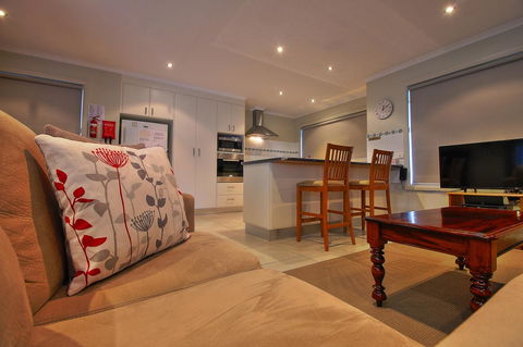 Hobart Villa - Accommodation Gladstone 3
