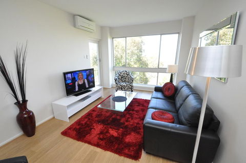 Neutral Bay Self-Contained Modern One-Bedroom Apartment (63BEN) - Accommodation Gladstone 1