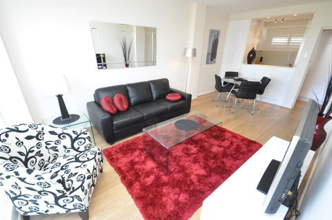Neutral Bay Self-Contained Modern One-Bedroom Apartment (63BEN) - Accommodation Gladstone 0