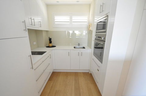 Neutral Bay Self-Contained Modern One-Bedroom Apartment (63BEN) - Accommodation Gladstone 3