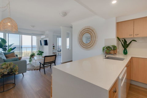 NEW Beautiful 1 Bedroom Beach Views Broadbeach - Accommodation Gladstone 2