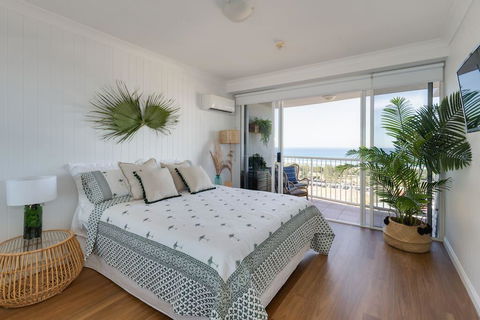 NEW Beautiful 2 Bed Ocean Views In Broadbeach - Accommodation Gladstone 0