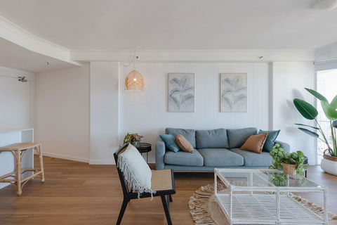 NEW Beautiful 2 Bed Ocean Views In Broadbeach - Accommodation Gladstone 1