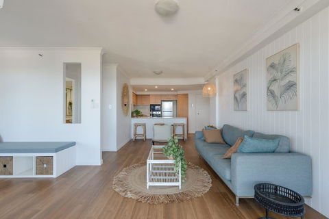 NEW Beautiful 2 Bed Ocean Views In Broadbeach - Accommodation Gladstone 3
