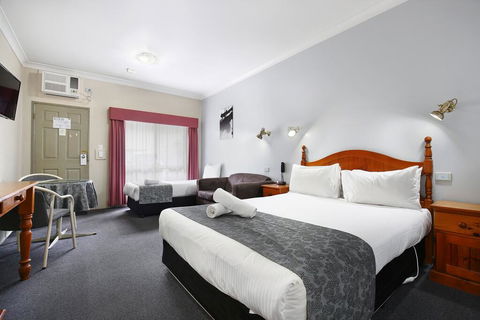 New England Motor Inn - Accommodation Gladstone 2