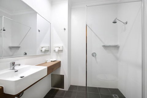 New England Motor Inn - Accommodation Gladstone 1