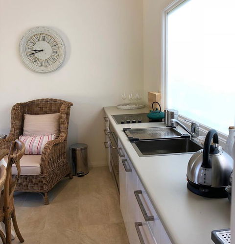 NEW: Tranquil Retreat -The Barn House Ingleside, Northern Beaches - Accommodation Gladstone 3