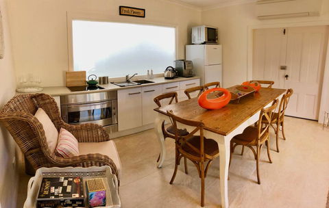 NEW: Tranquil Retreat -The Barn House Ingleside, Northern Beaches - Accommodation Gladstone 2