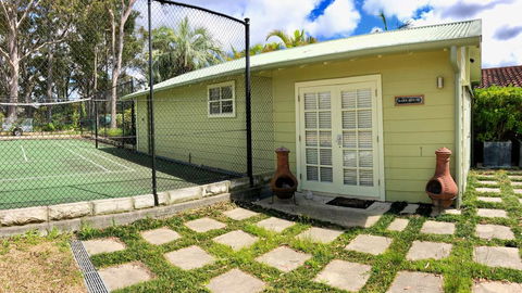 NEW: Tranquil Retreat -The Barn House Ingleside, Northern Beaches - Accommodation Gladstone 1