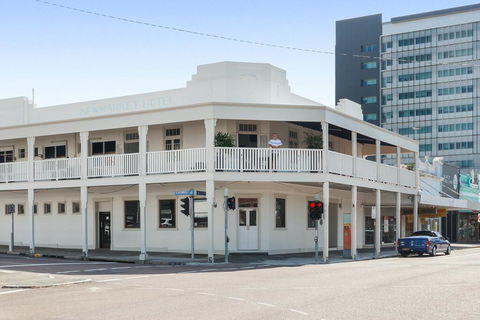Newmarket Hotel - Accommodation Gladstone 2