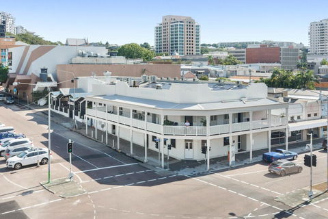 Newmarket Hotel - Accommodation Gladstone 0