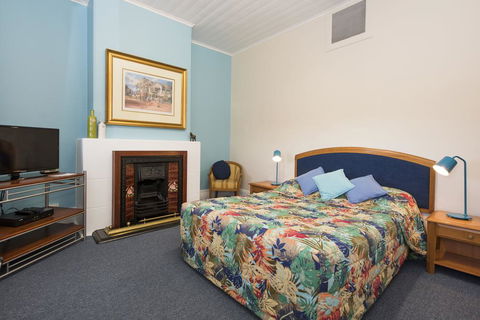 Ningana Heritage Houses - Accommodation Gladstone 0