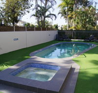 Noosa Parade Holiday Inn - Accommodation Gladstone