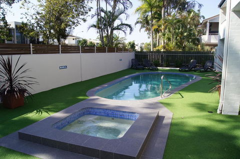 Noosa Parade Holiday Inn - Accommodation Gladstone 0