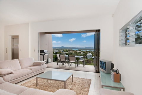 Noosa Penthouse Close To Hastings Street - Unit 2 Vue, 28 Edgar Bennett Ave - Accommodation Gladstone 2