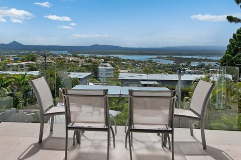 Noosa Penthouse Close To Hastings Street - Unit 2 Vue, 28 Edgar Bennett Ave - Accommodation Gladstone 0
