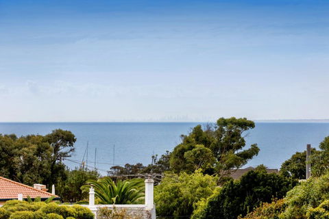 NORTH POINT RETREAT - MORNINGTON - Accommodation Gladstone 1