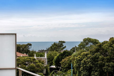 NORTH POINT RETREAT - MORNINGTON - Accommodation Gladstone 2