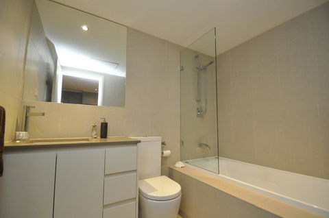 NORTH SYDNEY FULLY SELF CONTAINED MODERN 2 BED APARTMENT (16WAL) - Accommodation Gladstone 3