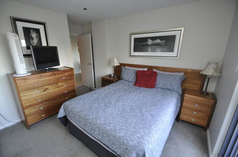 NORTH SYDNEY FULLY SELF CONTAINED MODERN 2 BED APARTMENT (16WAL) - Accommodation Gladstone 0
